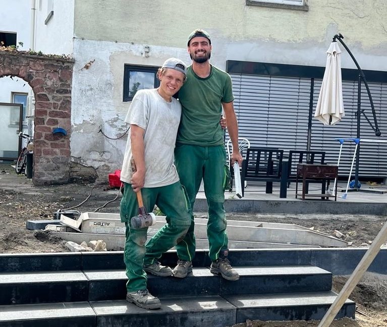 Xhem Ferizaj, Inhaber von KonzeptGrün-Galabau, in einem von ihm gestalteten Garten
